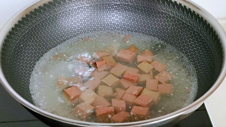 鸭血烧豆腐,鸭血焯水,水烧开后倒入切好的鸭血,再次烧开后捞出。