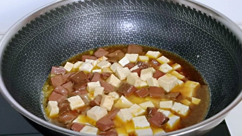 鸭血烧豆腐,加入一小碗汤,汤的量可以根据实际情况增减,烧开之后,小火炖15分钟。
