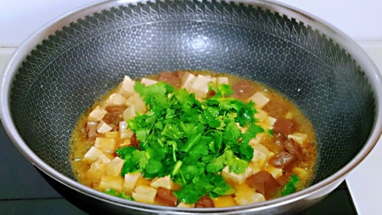 鸭血烧豆腐,再加入切好的香菜段,关火。