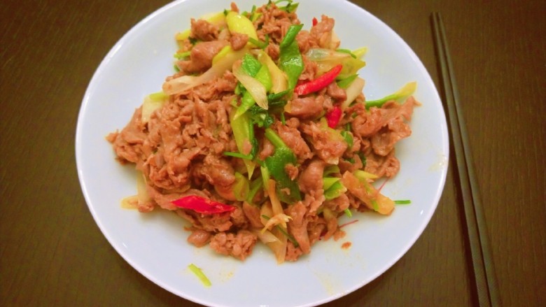 葱爆羊肉片,葱爆<a style='color:red;display:inline-block;' href='/shicai/ 7753'>羊肉片</a>。