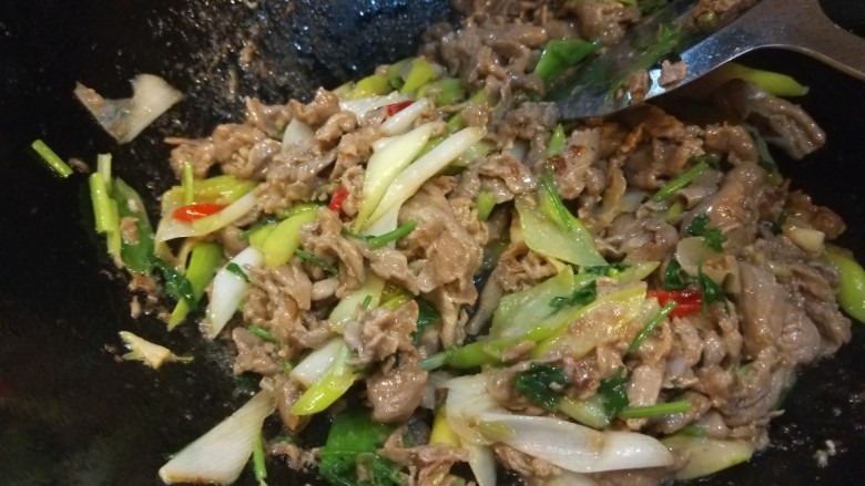 葱爆羊肉片,倒入葱炒均匀，倒入蒜苗，酱油，盐，炒均匀，加入<a style='color:red;display:inline-block;' href='/shicai/ 12043'>花椒粉</a>，白胡椒，鸡粉，最后加香菜炒均匀即可。