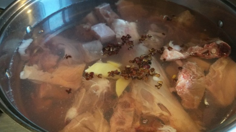 东北酱大骨,冷水入锅加花椒,姜焯一水。