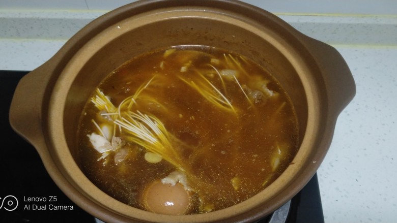 鸡腿、青菜面,放入洗净的<a style='color:red;display:inline-block;' href='/shicai/ 9'>鸡蛋</a>,水开后放入面条