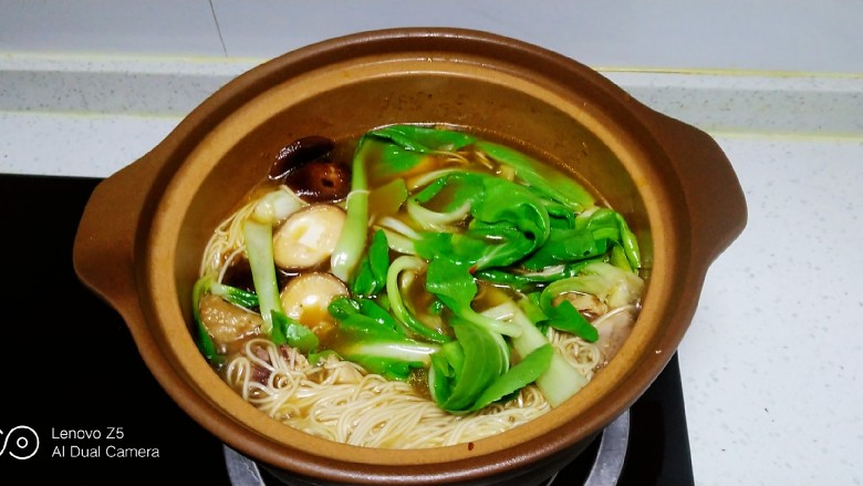 鸡腿、青菜面,面条断生放入青菜,捞出鸡蛋