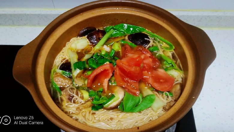 鸡腿、青菜面,放入<a style='color:red;display:inline-block;' href='/shicai/ 3551'>西红柿</a>块,倒入搅拌均匀的葱花