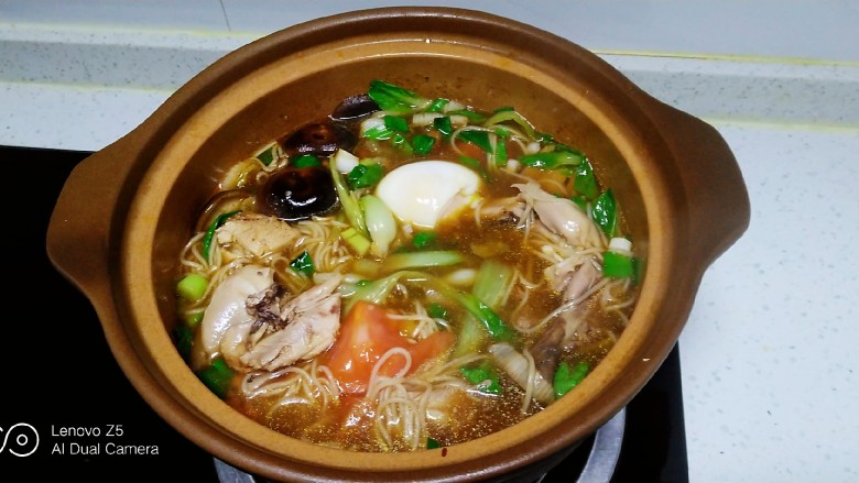 鸡腿、青菜面,关火搅拌均匀,放入去皮鸡蛋