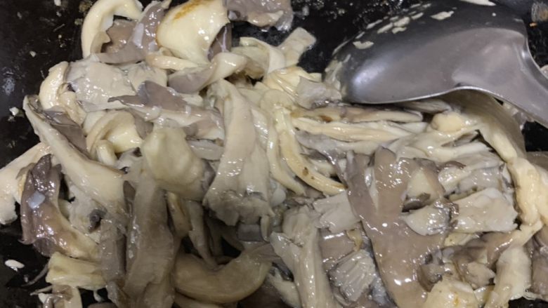 孜然蘑菇,炒干