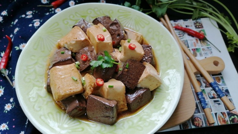 鸭血烧豆腐,拍上成品图,一道美味又营养的鸭血烧豆腐就完成了。