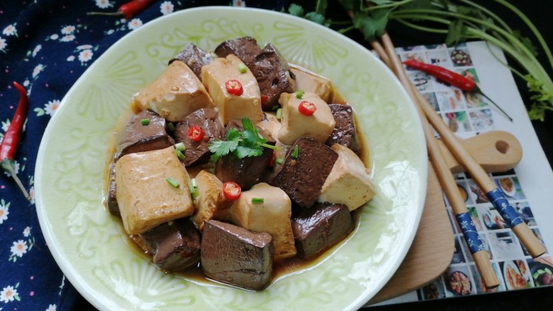 鸭血烧豆腐,拍上成品图，一道美味又营养的鸭血烧豆腐就完成了。