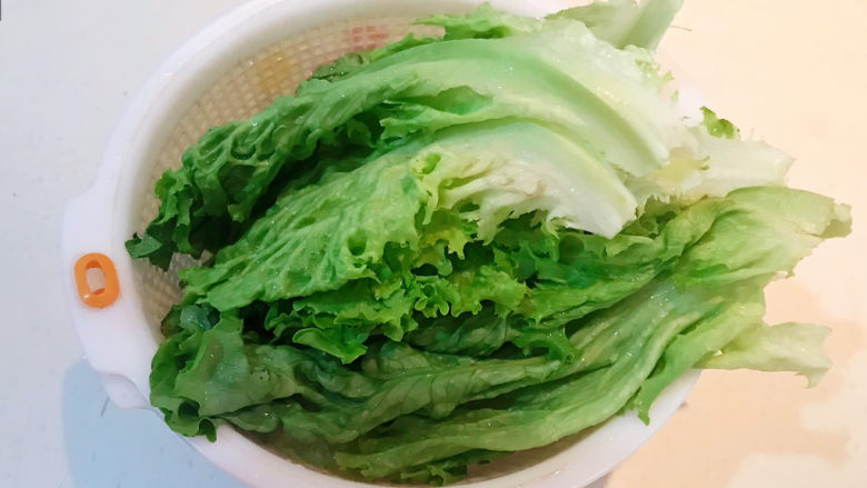 蒜泥生菜,把生菜清洗干净,沥干水份