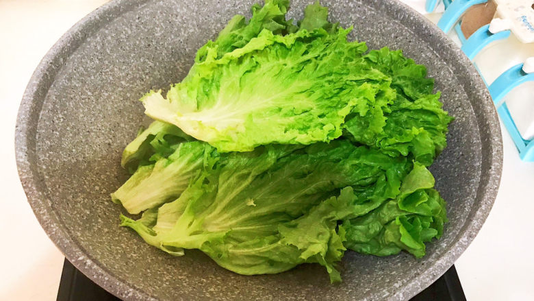 蒜泥生菜,烧开后加入生菜,速烫20秒