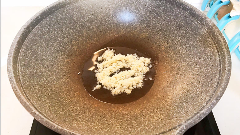 蒜泥生菜,油烧热后加入蒜末,炒出香味