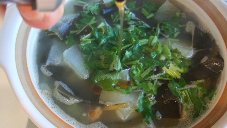 海带冬瓜汤,加入香菜,香油。盐,鸡精。