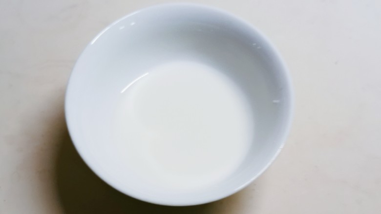 蒜泥生菜,淀粉加入3汤匙清水 形成水淀粉 备用