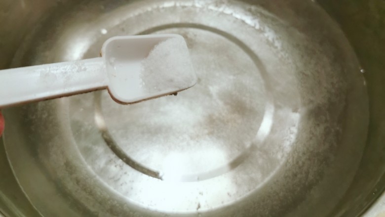 蒜泥生菜,烧开一盆清水 放入2克盐