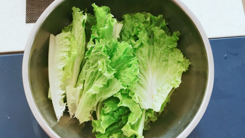 蒜泥生菜,将生菜叶子择下 处理一下