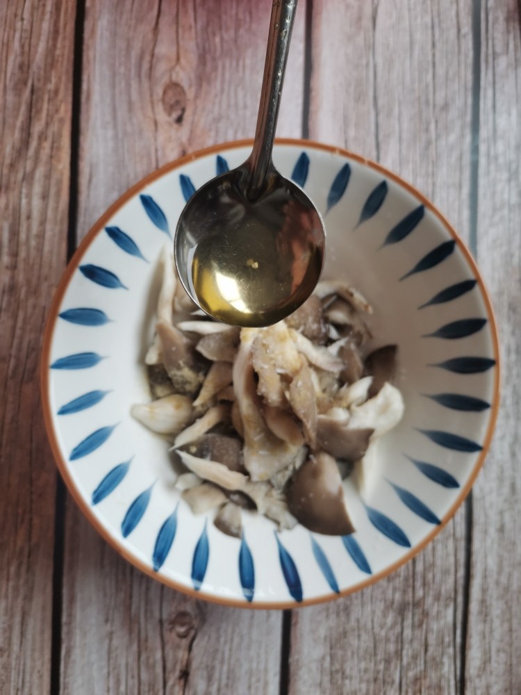 孜然蘑菇,一勺油,搅拌均匀腌十分钟
