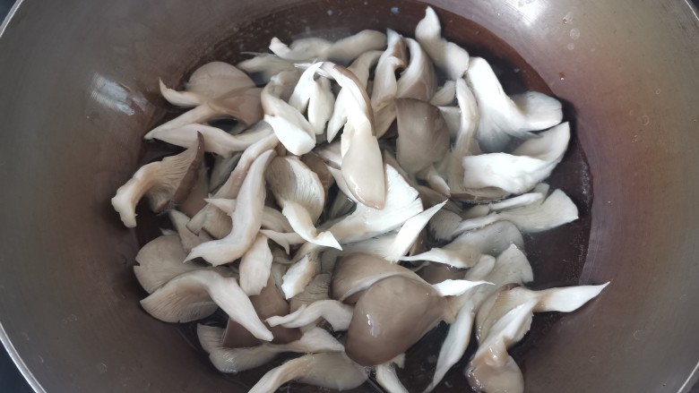 孜然蘑菇,锅里水烧开,放蘑菇焯一下,马上捞出