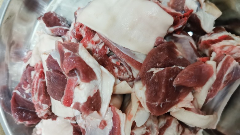 广式炆羊肉,<a style='color:red;display:inline-block;' href='/shicai/ 329'>羊肉</a>我选了海南的东山羊,皮不厚,肥瘦适中,肉香不带膻味,腩位加上一点大腿肉。