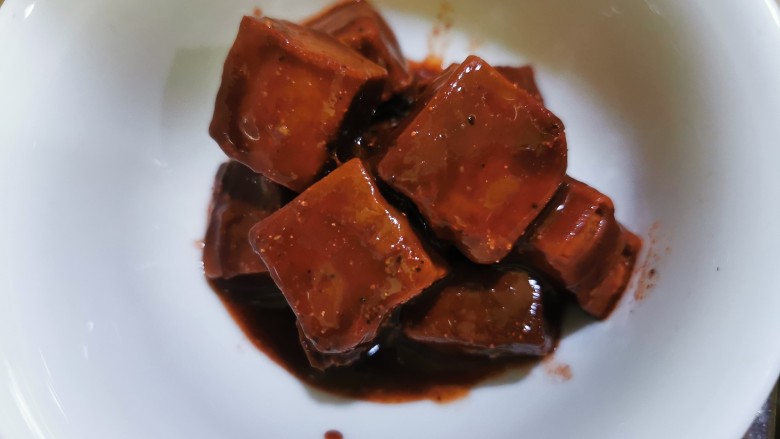 广式炆羊肉,南乳加入少许米酒压碎,<a style='color:red;display:inline-block;' href='/shicai/ 211728'>柱侯酱</a>同时加入开成糊备用。