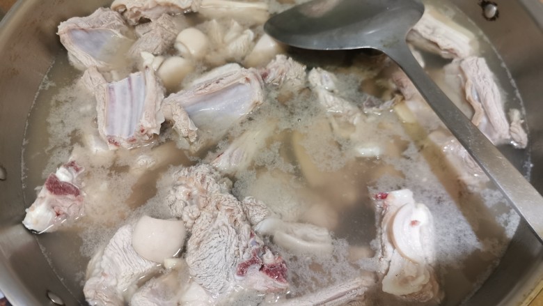 广式炆羊肉,水烧开,羊肉焯水,熟了冲洗去血沫,沥干水份。