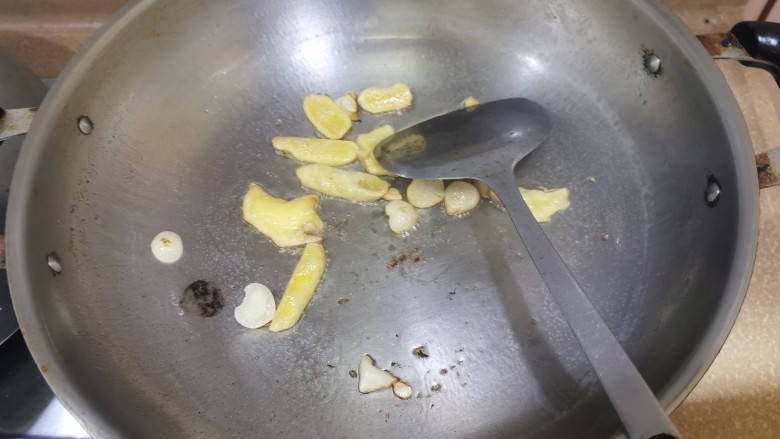 广式炆羊肉,烧开锅,爆香姜蒜。