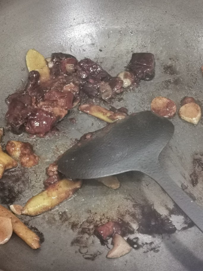 广式炆羊肉,加入酱快炒几下,下羊肉爆炒。