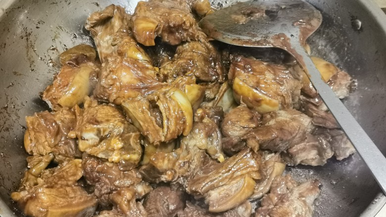 广式炆羊肉,羊肉炆得好不好吃,这一步是关键,加入米酒和<a style='color:red;display:inline-block;' href='/shicai/ 866'>冰糖</a>,大火炒出酱和肉香味,手势要快,注意火候酱粘锅会黑。