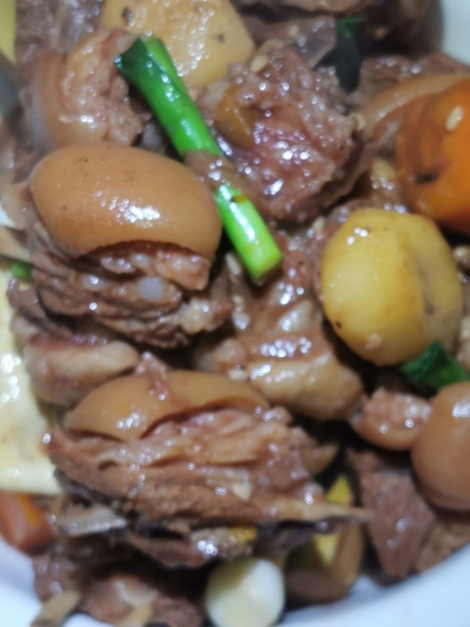 广式炆羊肉,收汁打芡上盆,如果是做羊肉煲,不用收汁,吃完羊肉,锅内肉汁放青菜煮吃,最后放粉丝或面条,美味享受连汁都吾放过😋