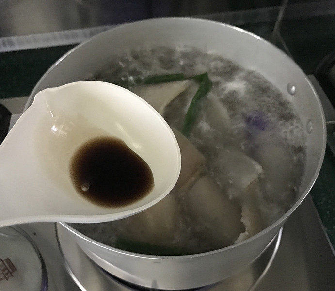 自制猪皮冻,接着沿锅边,滴少许<a style='color:red;display:inline-block;' href='/shicai/ 768'>香醋</a>