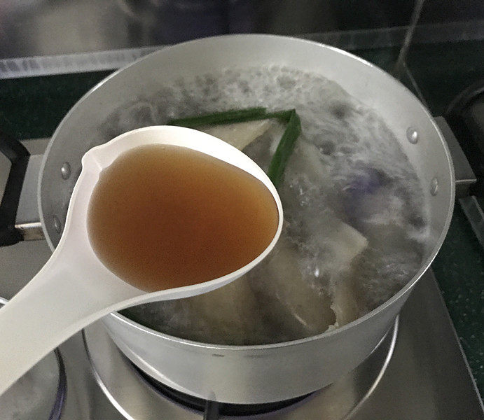 自制猪皮冻,大火煮开后,放一大勺<a style='color:red;display:inline-block;' href='/shicai/ 718'>料酒</a>