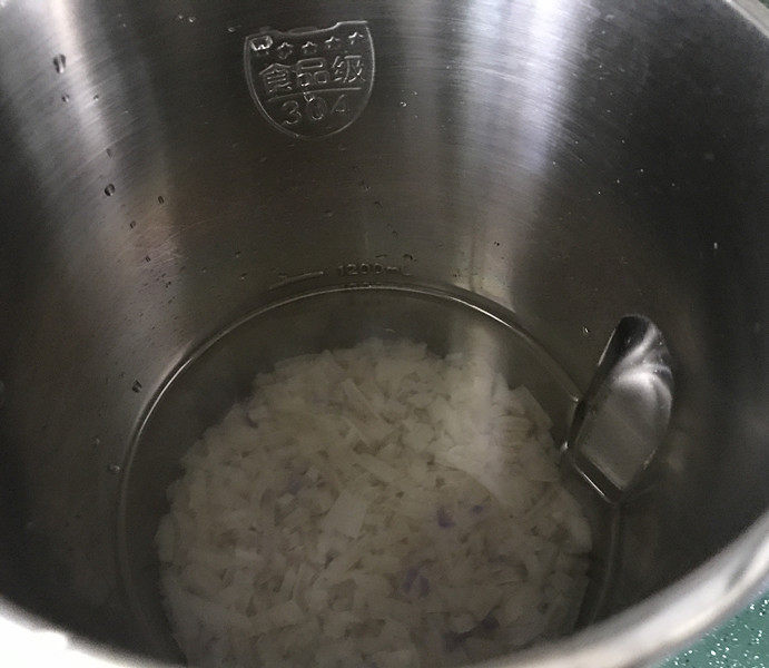自制猪皮冻,将肉皮切小丁或切细丝,放入豆浆机,再倒入低水位量的清水