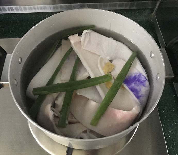 自制猪皮冻,将猪皮和葱姜清洗干净,放入冷水锅中