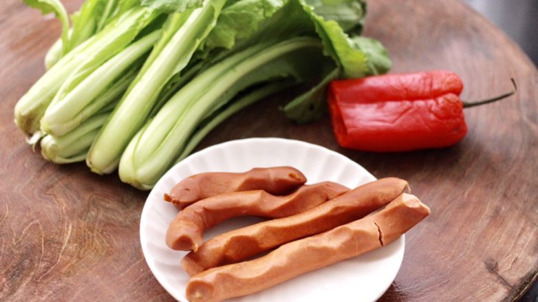 小白菜火腿小炒,首先把食材备齐,<a style='color:red;display:inline-block;' href='/shicai/ 112'>小白菜</a>去根洗净。