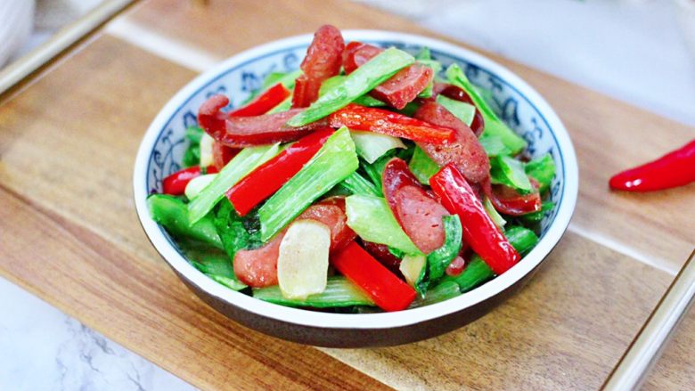 小白菜火腿小炒,下饭又下酒,而且多吃对身体有好处。