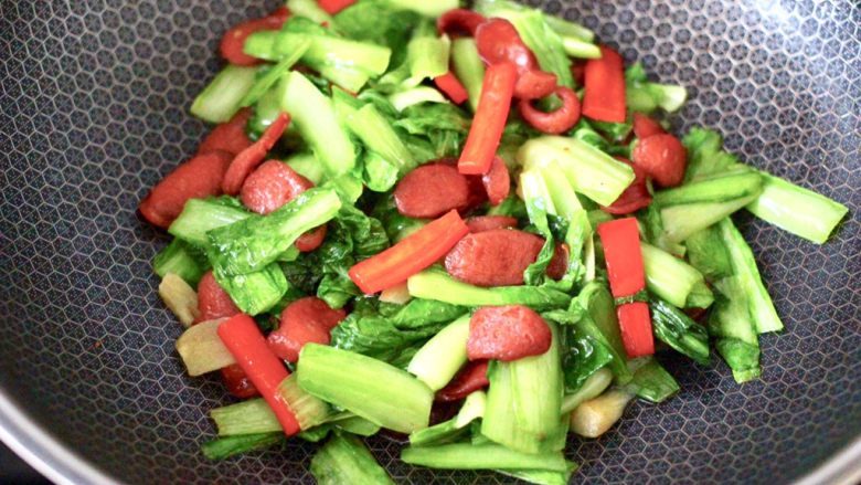 小白菜火腿小炒,大火翻炒至所有的食材混合均匀后,即可关火。