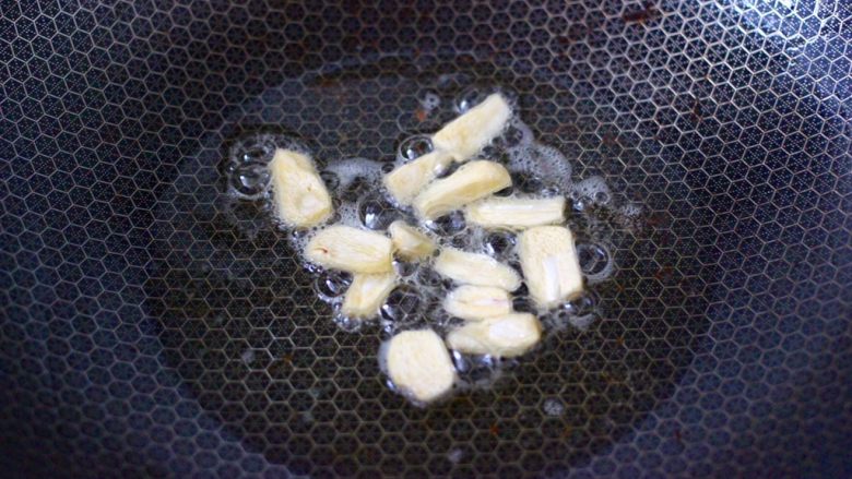小白菜火腿小炒,用煎火腿肠的底油,大火爆香蒜片。