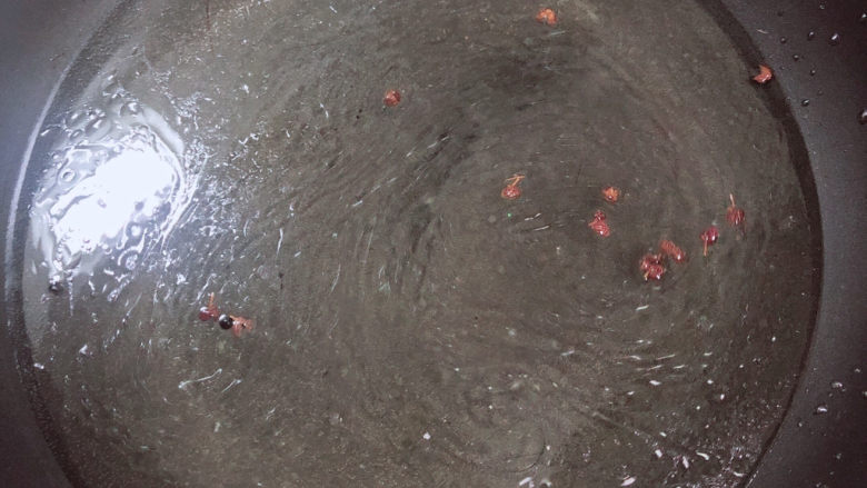 豆腐丸子汤,倒入500ml水,大火烧开锅。