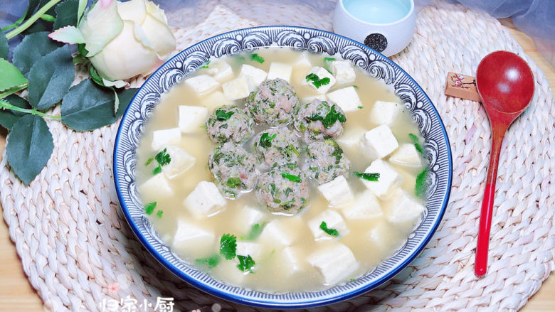 豆腐丸子汤,一碗鲜嫩的豆腐丸子汤就做好了,营养慢慢哟!