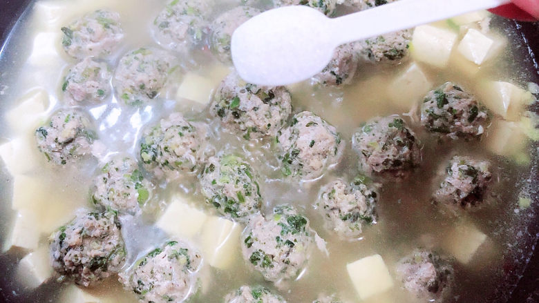 豆腐丸子汤,放入盐,搅拌均匀。