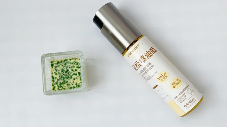 8月加宝宝辅食:菠菜碎蛋黄羹,蒸熟后加点宝宝调和油