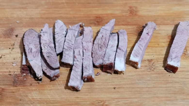 手撕牛肉干,把牛肉取出,凉晾,要凉透,也可以放入冰箱冷藏,再取出来切条。(必须要凉透后再切,这样切出来的比较好看且不易碎)