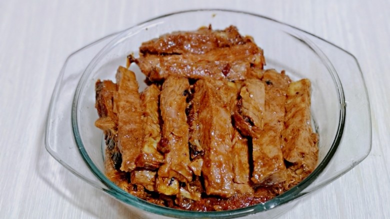 手撕牛肉干,再次抓拌均匀,放入冰箱腌制一夜。