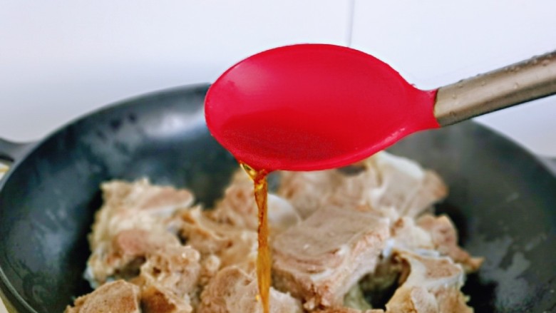东北酱大骨,加入一勺<a style='color:red;display:inline-block;' href='/shicai/ 718'>料酒</a>,可以适当多一点儿。