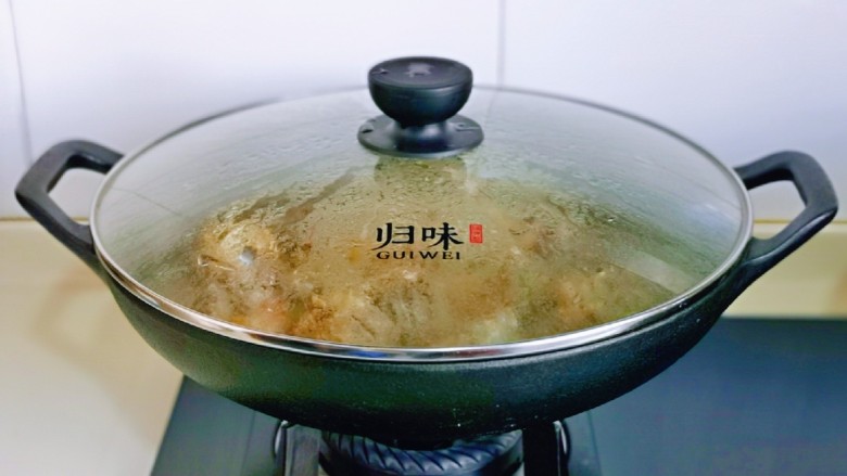 东北酱大骨,盖上盖子,大火烧开,转小火慢炖45分钟左右。