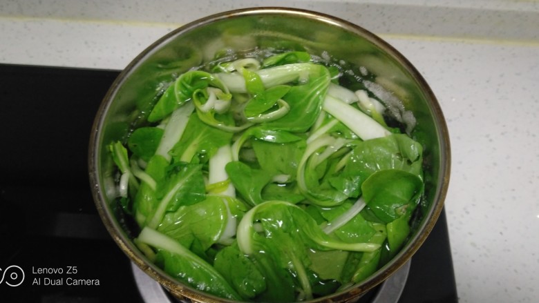 鸡肉炒蒜苗、绿豆芽、上海青,锅中放入适量清水,水开后放入上海青,焯水30秒捞出