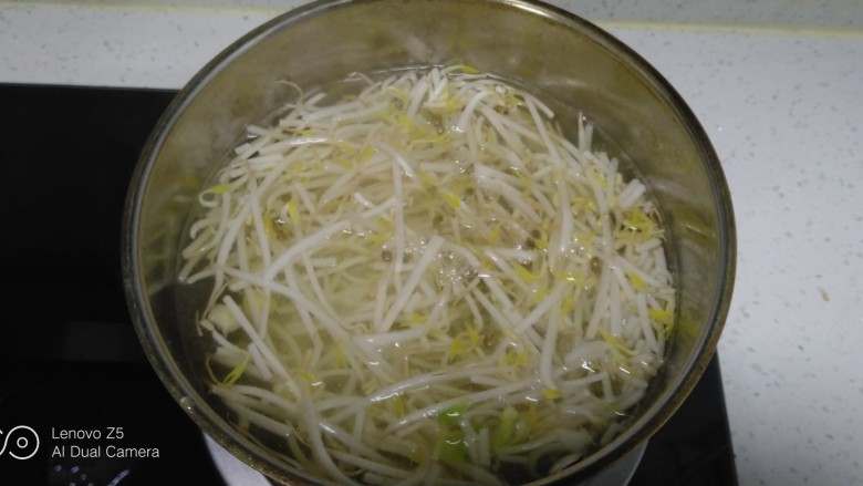 鸡肉炒蒜苗、绿豆芽、上海青,放入绿豆芽,焯水30秒捞出