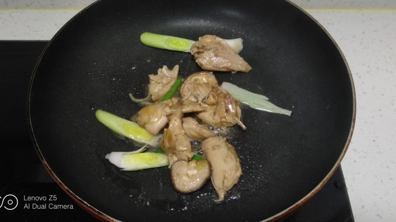 鸡肉炒蒜苗、绿豆芽、上海青,锅中放入适量油,放入鸡肉、蒜苗
