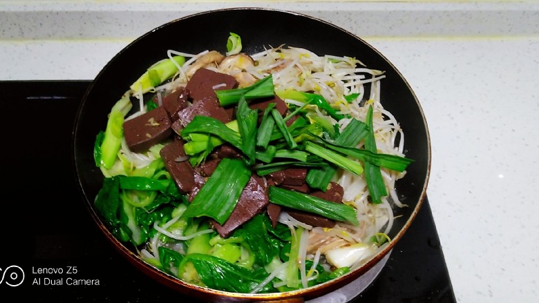 鸡肉炒蒜苗、绿豆芽、上海青,翻炒均匀放入羊血、蒜苗