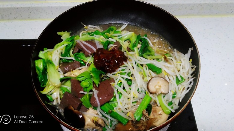 鸡肉炒蒜苗、绿豆芽、上海青,翻炒均匀,放入<a style='color:red;display:inline-block;' href='/shicai/ 4510'>黄豆酱</a>